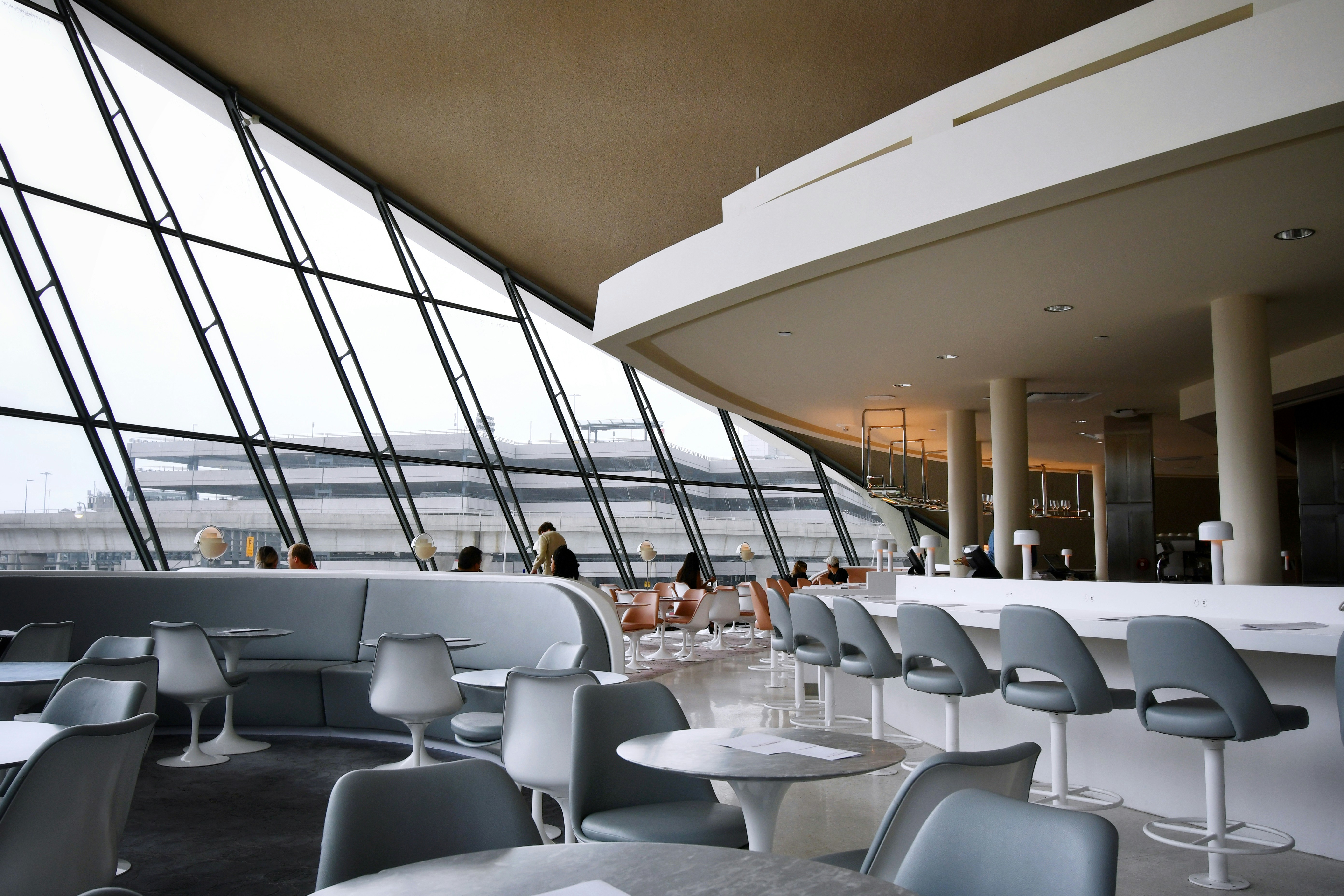 comedor en aeropuerto haciendo alusion al sector comercial